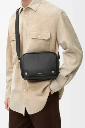 Medium Pebble Messenger Bag in Supple Grained Calfskin